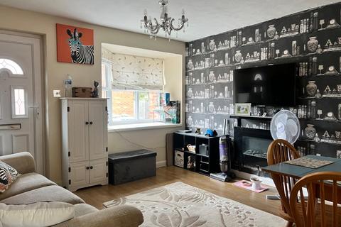 2 bedroom semi-detached house to rent, Oliver Close, Newark, Notts, NG24