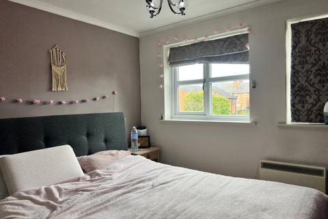 2 bedroom semi-detached house to rent, Oliver Close, Newark, Notts, NG24