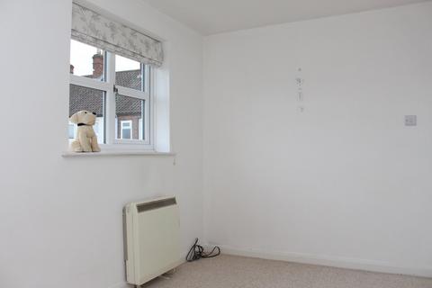2 bedroom semi-detached house to rent, Oliver Close, Newark, Notts, NG24