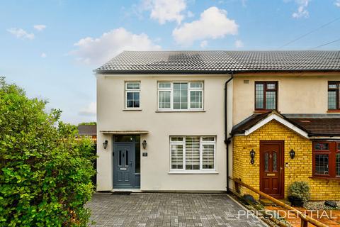 20 Crossfields, Loughton, IG10 3PY