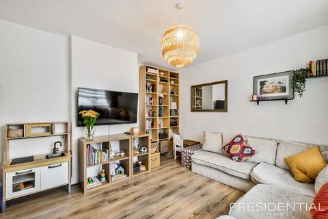 20 Crossfields, Loughton, IG10 3PY