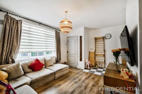 20 Crossfields, Loughton, IG10 3PY