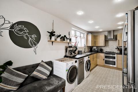 20 Crossfields, Loughton, IG10 3PY