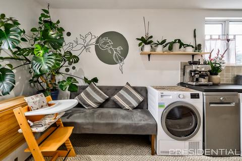 20 Crossfields, Loughton, IG10 3PY