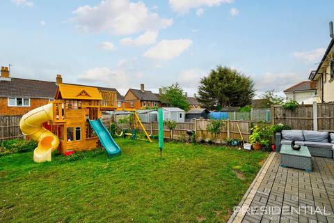 20 Crossfields, Loughton, IG10 3PY