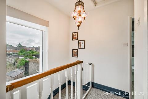 20 Crossfields, Loughton, IG10 3PY