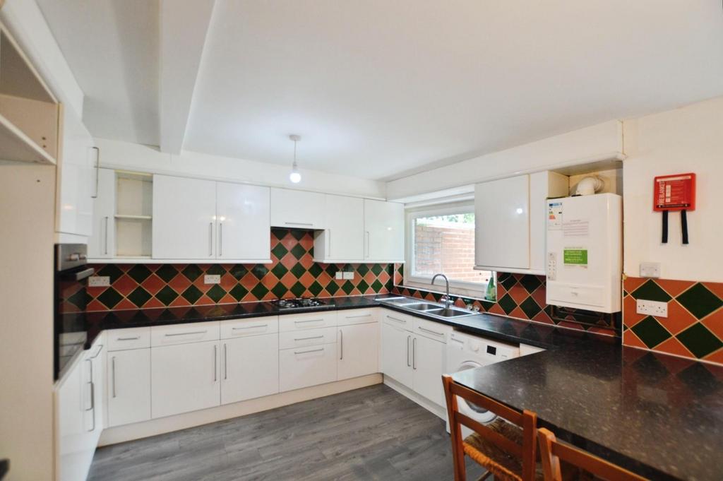 Kitchen (2).JPG