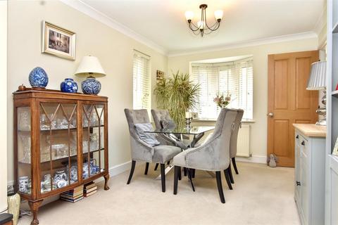 6 Darent Close, Stone Cross, Pevensey, BN24 5PW
