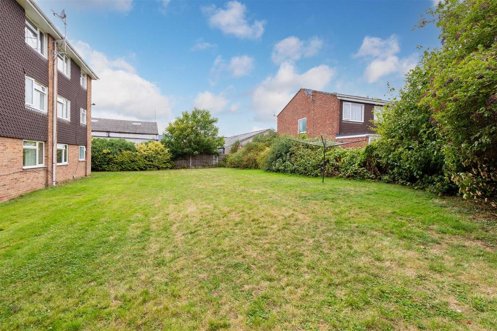 25 Suffolk Close-6.jpg