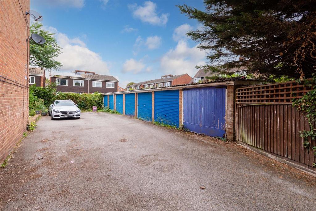 25 Suffolk Close-3.jpg