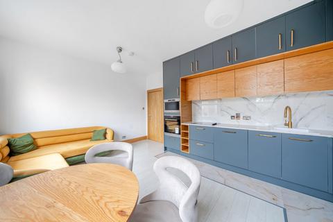 4 bedroom terraced house to rent, Hartfield Road, London, SW19