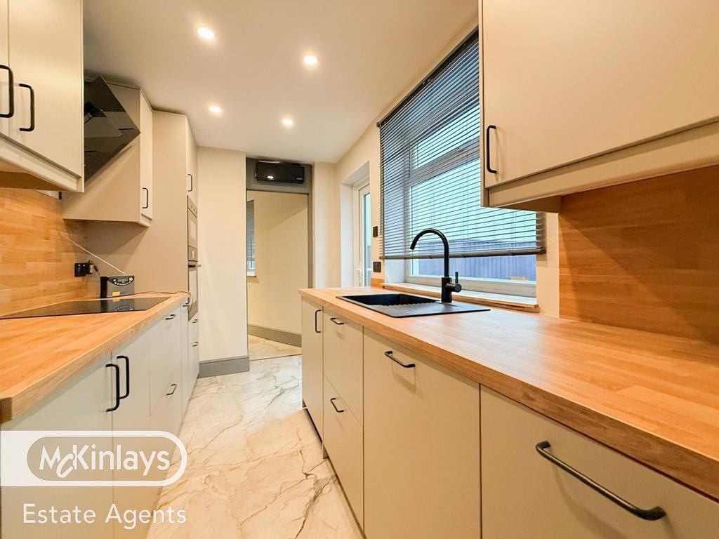 Completely refurbished 2 bedroom cottage with par