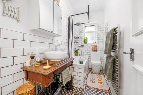 2 bedroom flat for sale, Samos Road, London, Penge, SE20