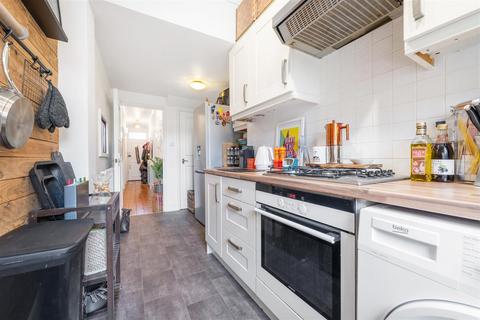 2 bedroom flat for sale, Samos Road, London, Penge, SE20