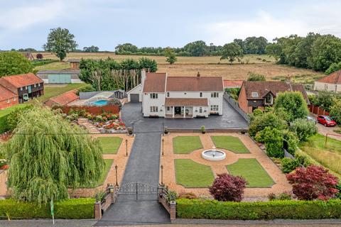 undefined, Unique Family Home with Immaculately Landscaped Gardens and Annexe in Wramplingham