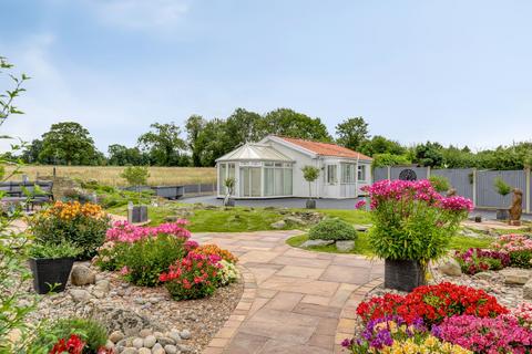 undefined, Unique Family Home with Immaculately Landscaped Gardens and Annexe in Wramplingham