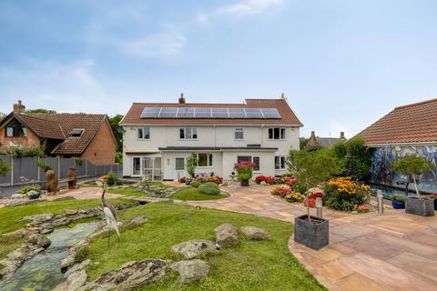 undefined, Unique Family Home with Immaculately Landscaped Gardens and Annexe in Wramplingham