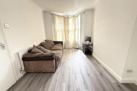 2 bedroom terraced house to rent, Grove Road, Town Centre, Luton, LU1