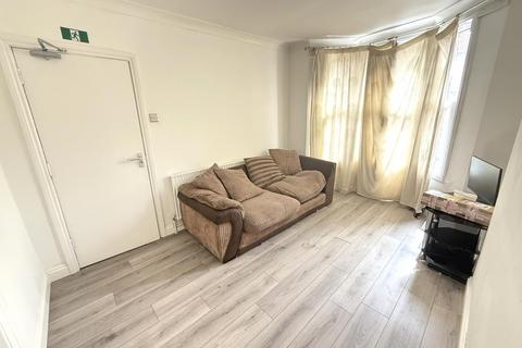 2 bedroom terraced house to rent, Grove Road, Town Centre, Luton, LU1