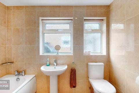 12 Eastfields, Pinner, HA5 2SR