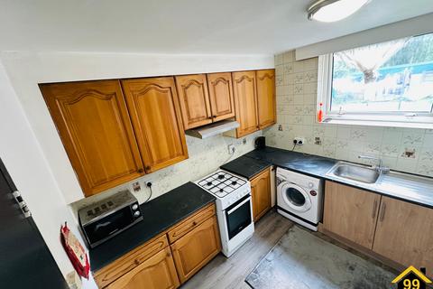 4 bedroom flat for sale, Tomlins Orchard, Barking, London Borough of and Dagenham., IG11