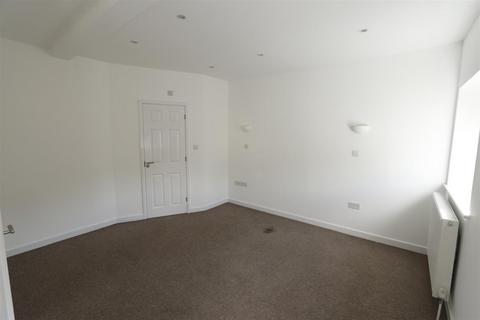 2 bedroom terraced house to rent, Church Street, Biggleswade