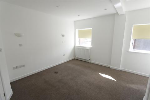 2 bedroom terraced house to rent, Church Street, Biggleswade