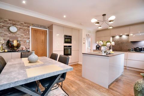 4 bedroom detached house for sale, Broadstone
