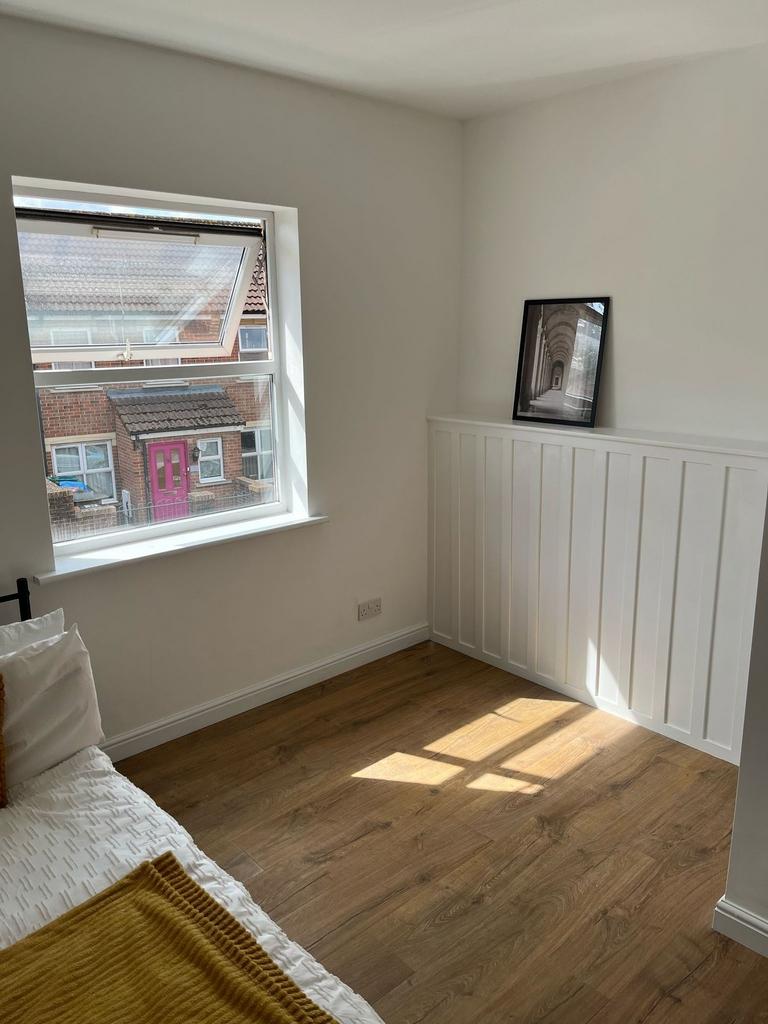A bright and well-maintained single bedroom fea...