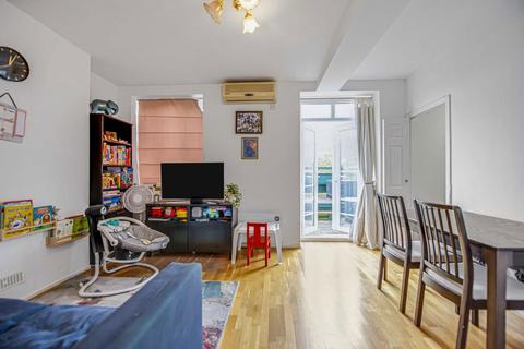 2 bedroom flat to rent, Timbrell Place, London SE16
