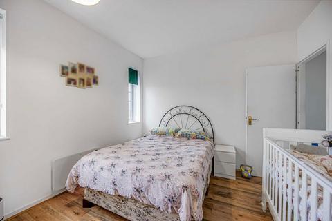 2 bedroom flat to rent, Timbrell Place, London SE16