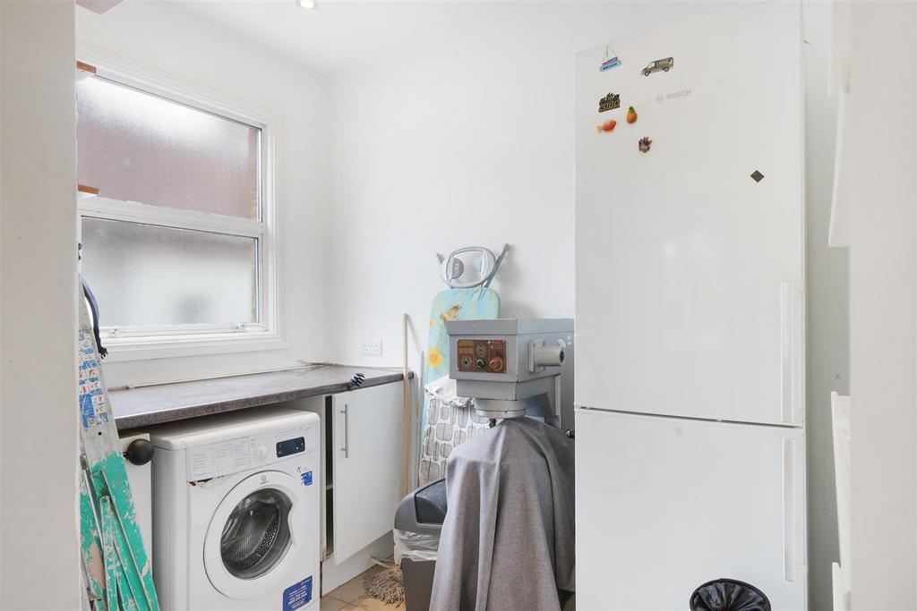 17 Tudor Close - Vka1e Xn4q Ly SIq XXM74a.jpg