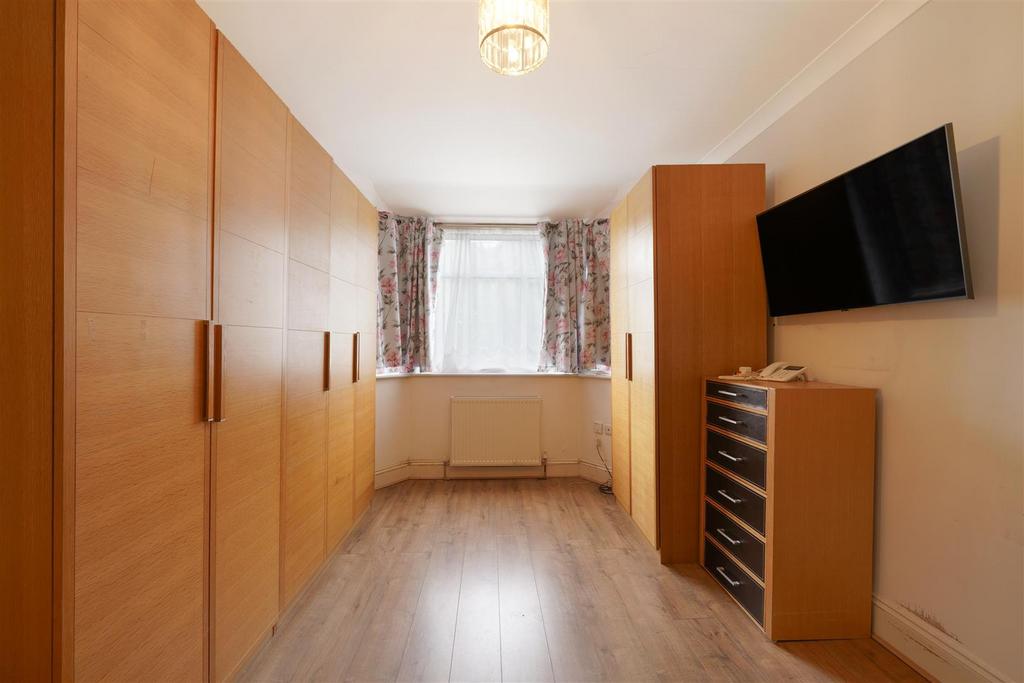 17 Tudor Close - a SAl Eyj Ai Lo KFHGyx GGM.jpg