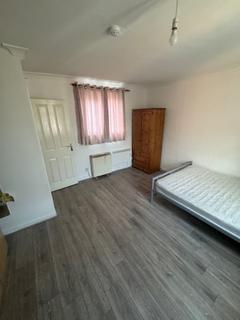 Studio to rent, Denzil Avenue