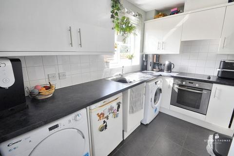2 bedroom apartment for sale, Rayleigh Road, Benfleet