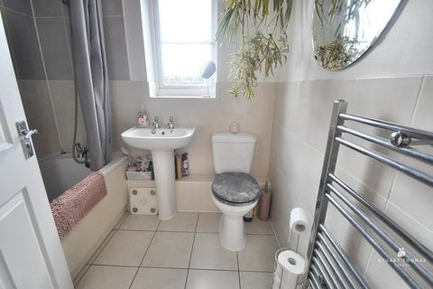 2 bedroom apartment for sale, Rayleigh Road, Benfleet