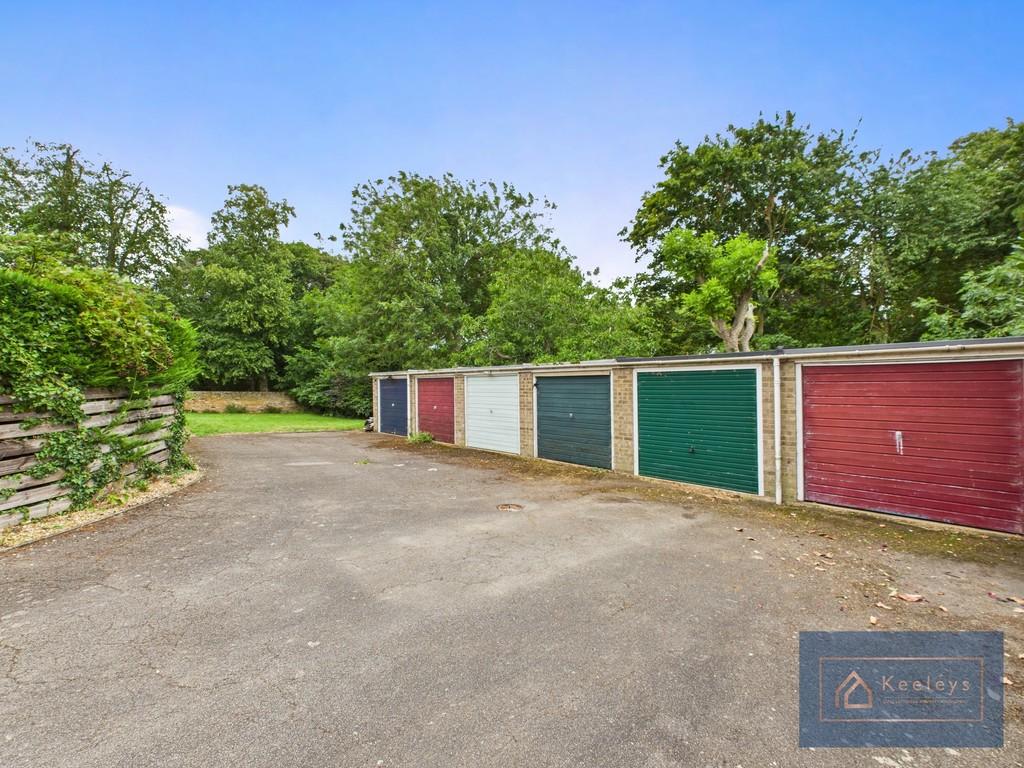 Single garage en-bloc