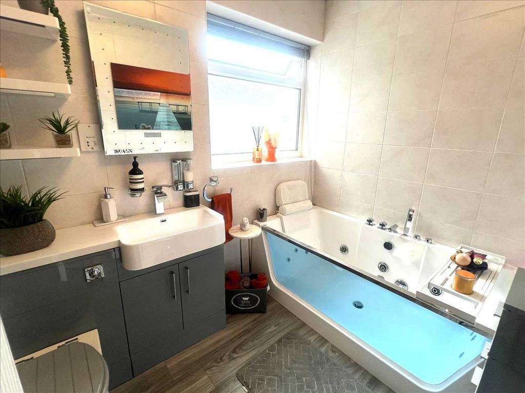 Family bathroom :