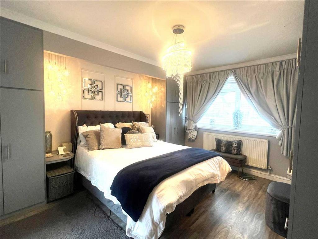 Master bedroom :
