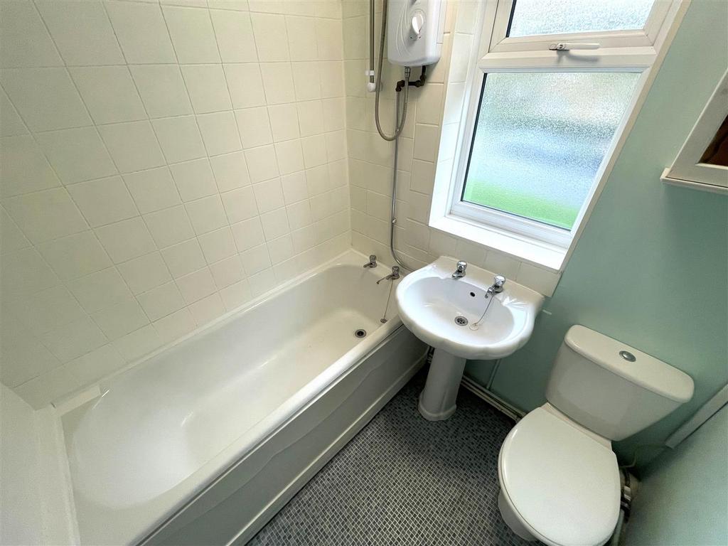 8 Muston Bathroom.jpg