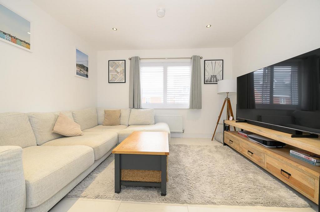 Living area pic 2.jpg