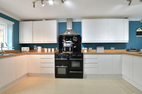 4 bedroom detached house for sale, Woodberry Road, Wickford, Essex