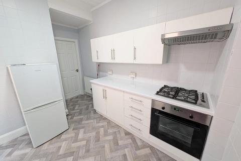 2 bedroom flat to rent, Whitefield Terr, Heaton NE6