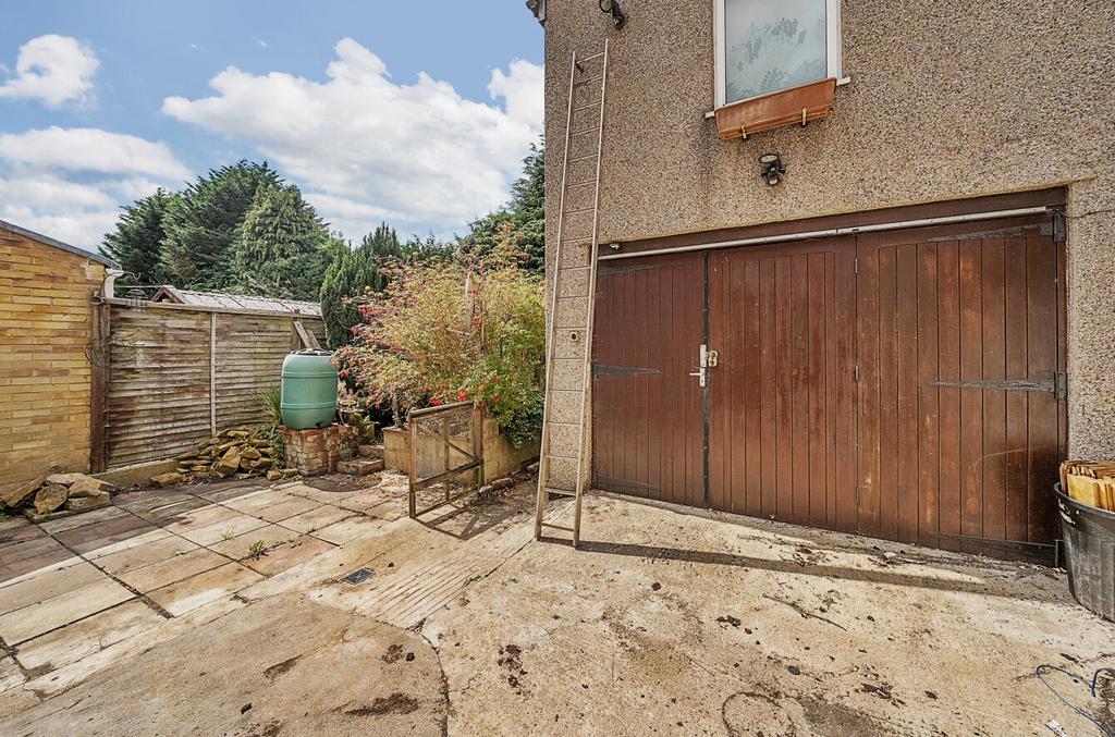 Outbuilding &amp; Garden