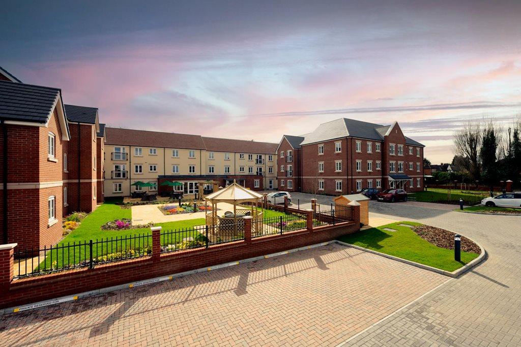 Exterior Knox Court - Main Entrance &amp; Parking