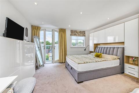 64 Swallowfield Road, London, SE7 7NR