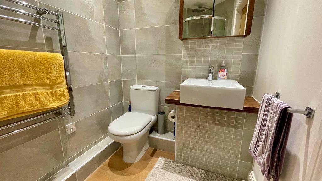 En suite 3 piece showeroom