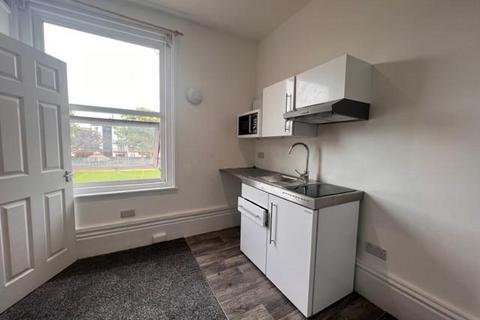 Studio to rent, Elphinstone Road, Southsea