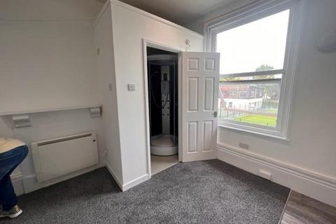 Studio to rent, Elphinstone Road, Southsea