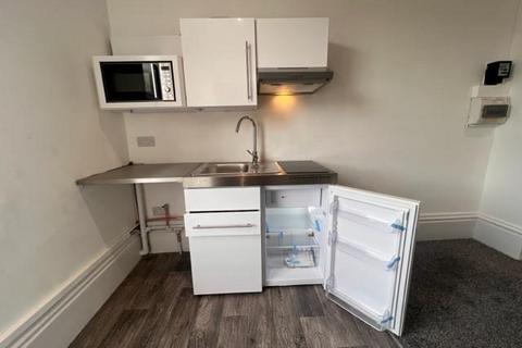 Studio to rent, Elphinstone Road, Southsea